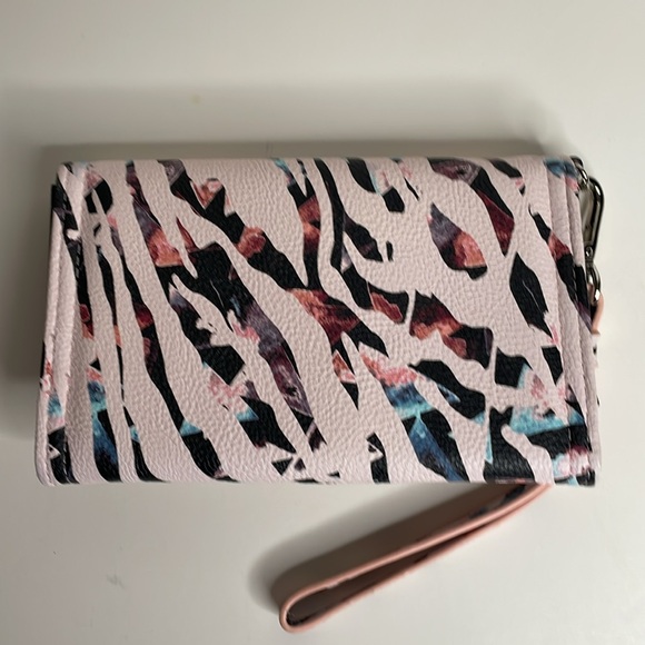 Betsey Johnson Xocelly clutch tri-fold wallet wristlet in pale pink animal print - Picture 2 of 12